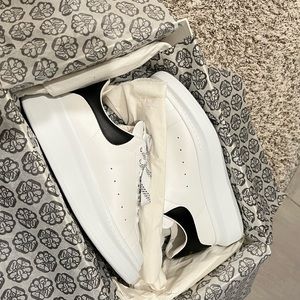Alexander McQueen Men's Oversized Sneaker in White/black